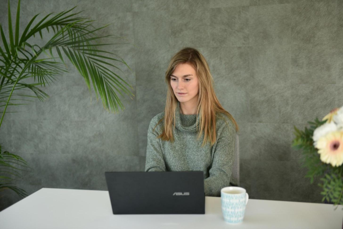 Environnement professionnel moderne représentant les outils d'analyse financière avancés