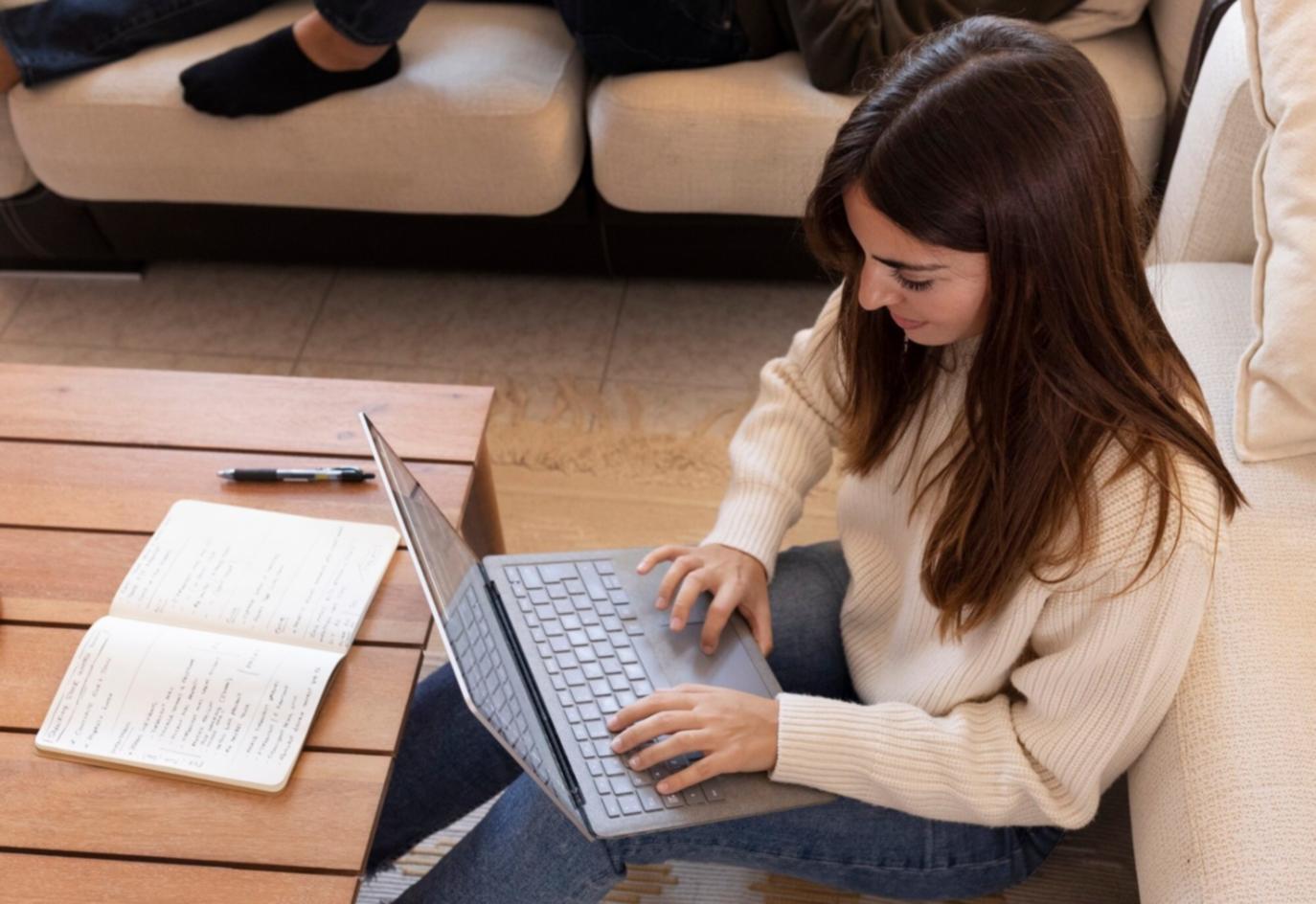 Professionnels analysant des données financières lors d'une session de formation